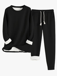 Tweedelige set in zwart: trui met ronde hals en broek met trekkoord, witte fleecevoering aan mouwen en zoom 4
