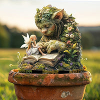 Tuinprikker van de trol met fee op een boek, geplaatst in een oude terracotta pot bij zonsondergang. 11