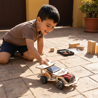 Lachend kind speelt buiten met een houten raceauto met zonnepaneel, batterijen en zwarte wielen op een tegelvloer. 7