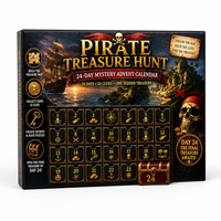 Doos van het piratenschat-thema met zwarte genummerde vakjes, een zeilschip bij zonsondergang, een schedel met goudstukken en een schatkist bij vak 24. 8