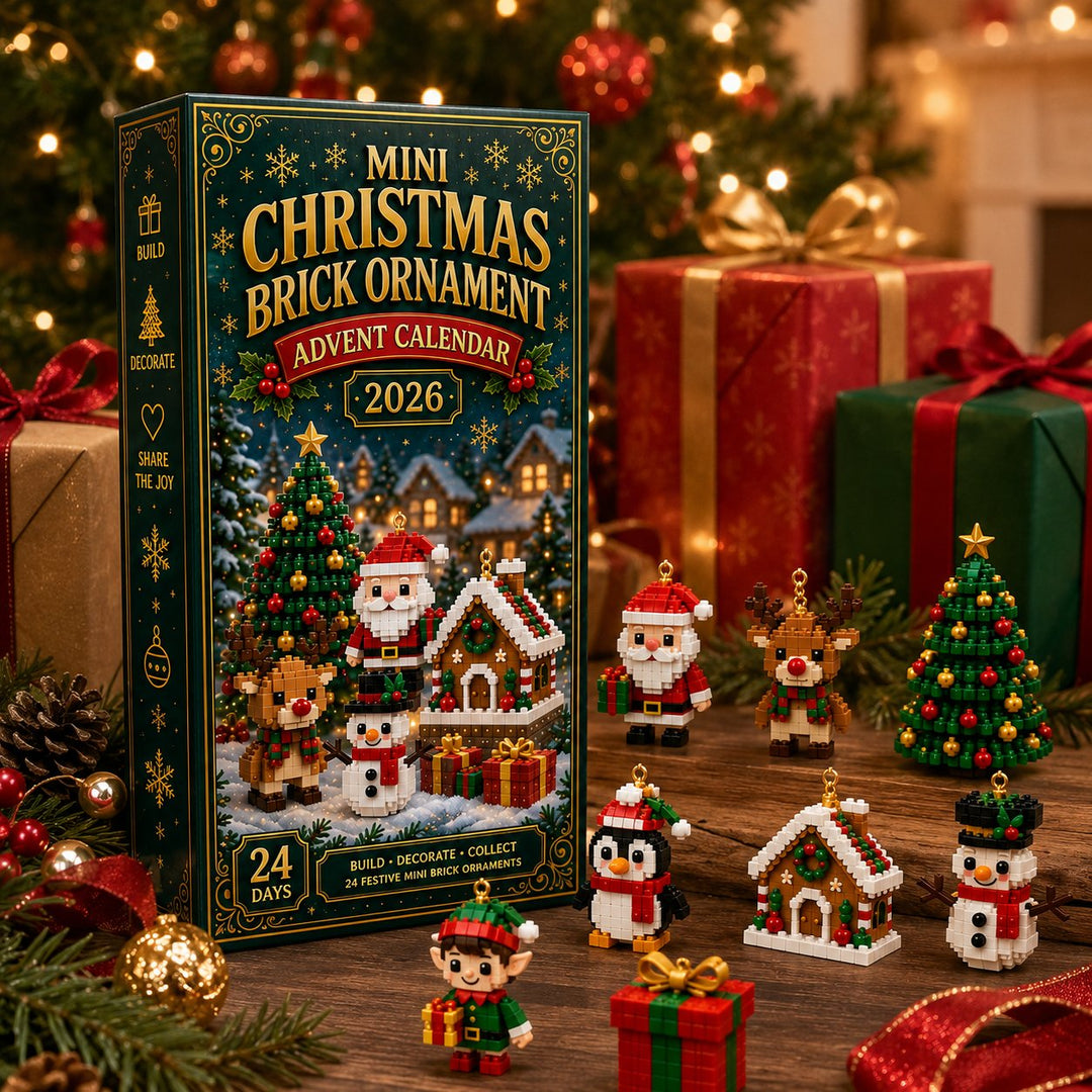 Schuin gefotografeerde doos tussen cadeaus en dennentakken, met voor de doos een kerstman, rendier, boom, pinguïn, huisje, sneeuwpop, elf en cadeautje. 8