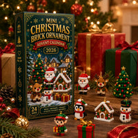 Doos met een selectie blokjesornamenten, waaronder kerstman, rendier, pinguïn en elf, tussen cadeaus en kerstversiering. 4