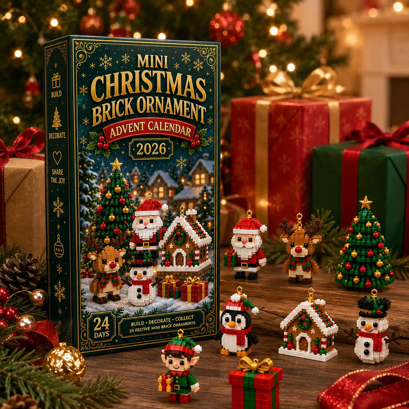 Doos met een selectie blokjesornamenten, waaronder kerstman, rendier, pinguïn en elf, tussen cadeaus en kerstversiering. 4