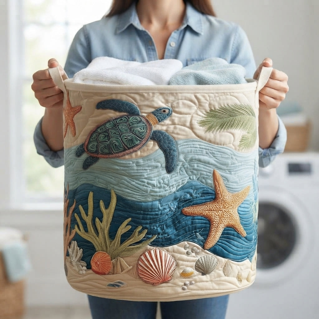 Persoon in spijkerblouse houdt de mand met handdoeken aan de twee canvas handvatten vast, zodat de gequilte zeeschildpad zichtbaar is. 5