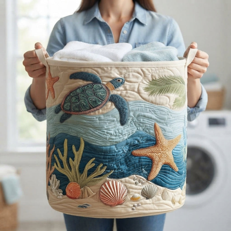 Persoon in spijkerblouse houdt de mand met handdoeken aan de twee canvas handvatten vast, zodat de gequilte zeeschildpad zichtbaar is. 5