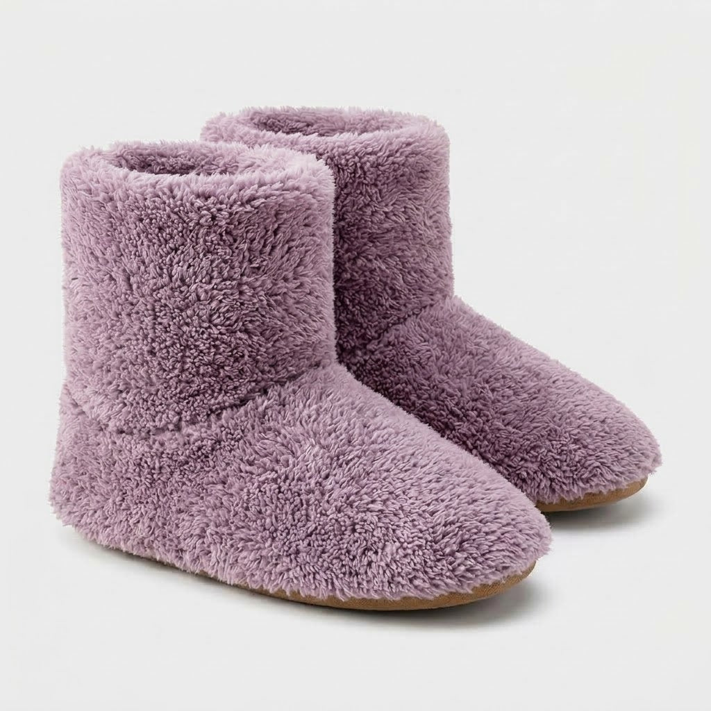 Paar paarse pluizige enkelhoge pantoffels met lichtbruine zool, vrijgesteld op een witte achtergrond. 7