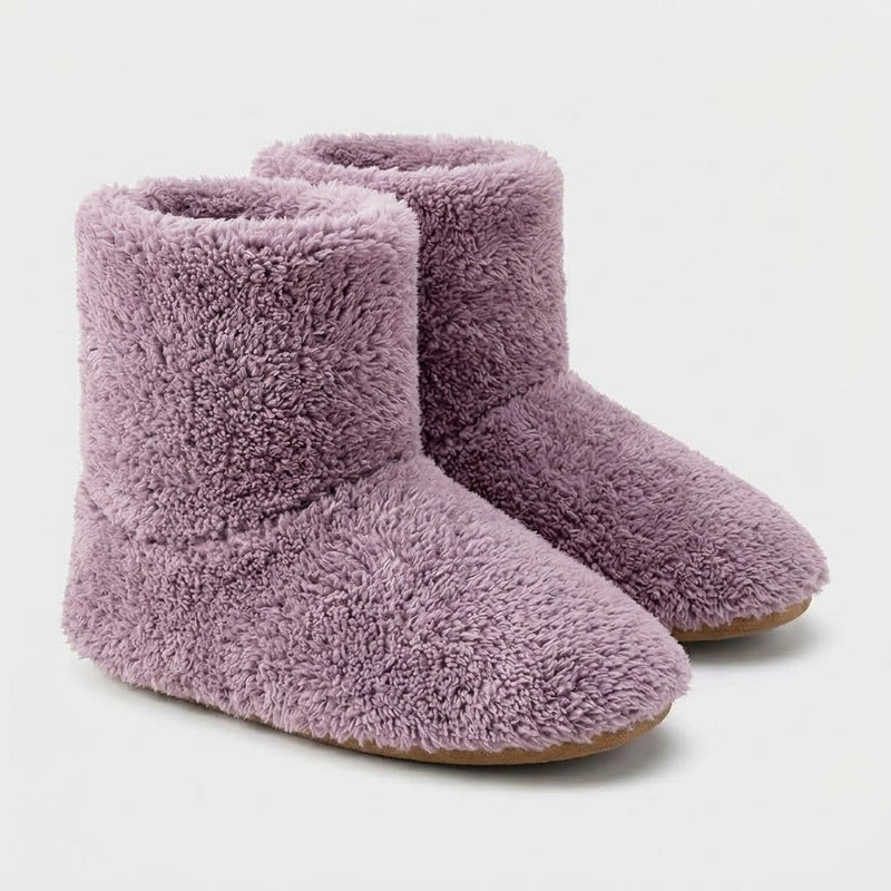 Paar paarse pluizige enkelhoge pantoffels met lichtbruine zool, vrijgesteld op een witte achtergrond. 7