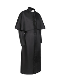 Zwart priesterkostuum in zijaanzicht met cape, kruisketting, knopenrij en lange sjerp met franjes 4