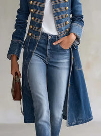 Close-up van de middenpartij van de blauwe denimjas met knopenrijen, manchetten en opgestikte zakken, gedragen met jeans. 6