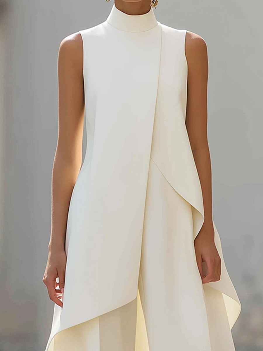 Detail van de crèmewitte asymmetrische top met opstaande kraag en diagonaal overslaand, golvend voorpand. 11