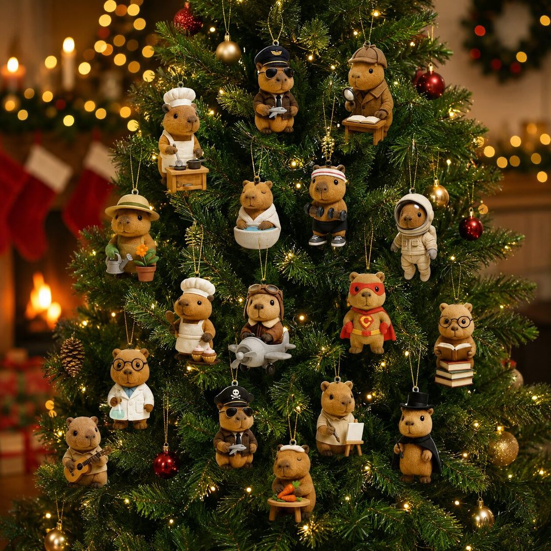 Capybarafiguurtjes als ornamenten met gouden hangertjes in een verlichte kerstboom, onder andere als piloot, kok, astronaut en superheld. 3