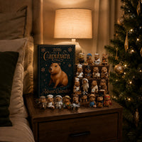 Doos en de verzamelde capybarafiguurtjes staan op een houten nachtkastje naast een bed, onder een warm lampje en bij de kerstboom. 5