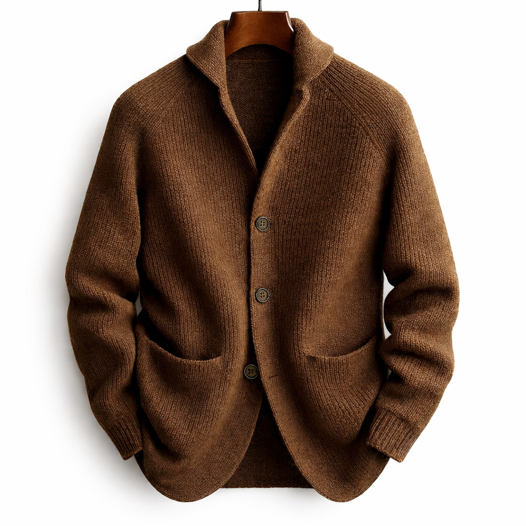 Bruin gebreid vest met drie knopen en opgestikte zakken aan een houten kleerhanger, op witte achtergrond 1