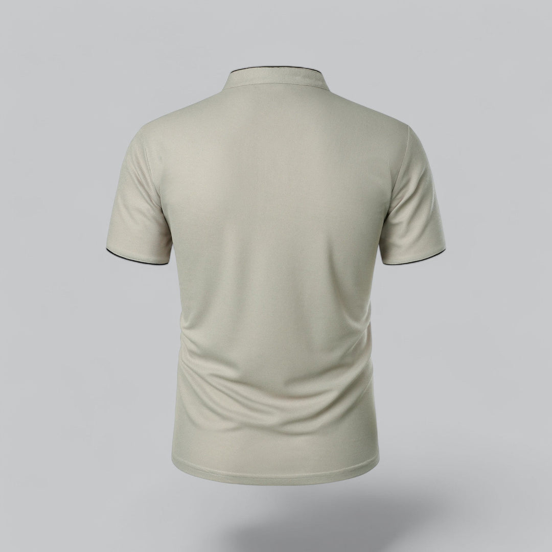 Achterkant van de lichtbeige polo met opstaande boord en zwarte mouwranden 12