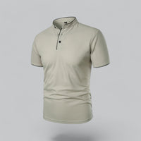 Schuin vooraanzicht van de lichtbeige polo met zwarte knopen en zwarte bies 13