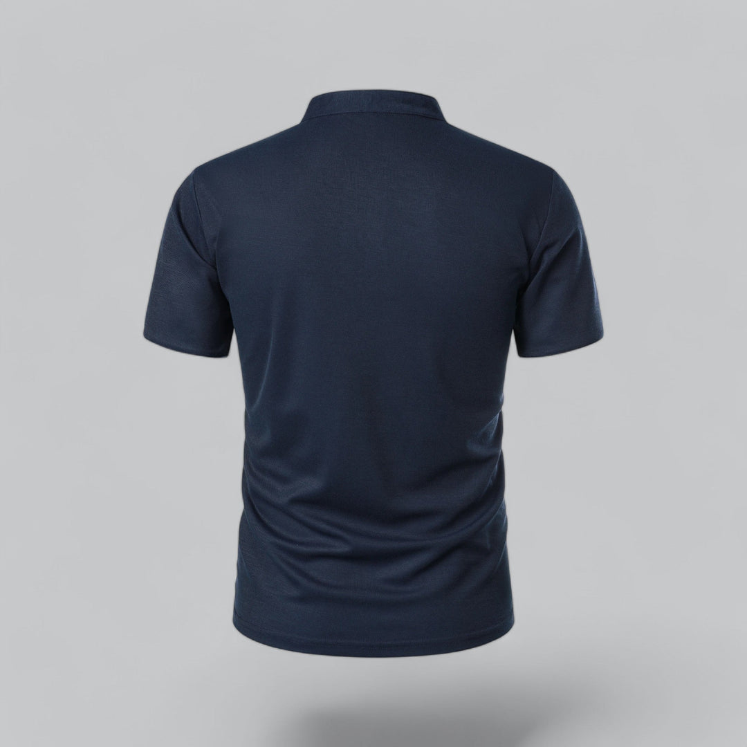 Achterkant van de marineblauwe polo met opstaande boord en korte mouwen 18