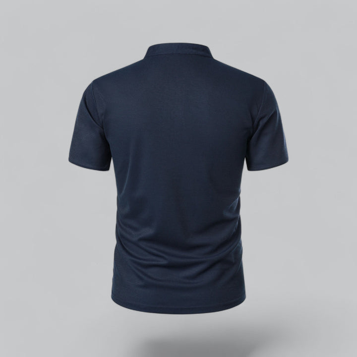 Achterkant van de marineblauwe polo met opstaande boord en korte mouwen 18
