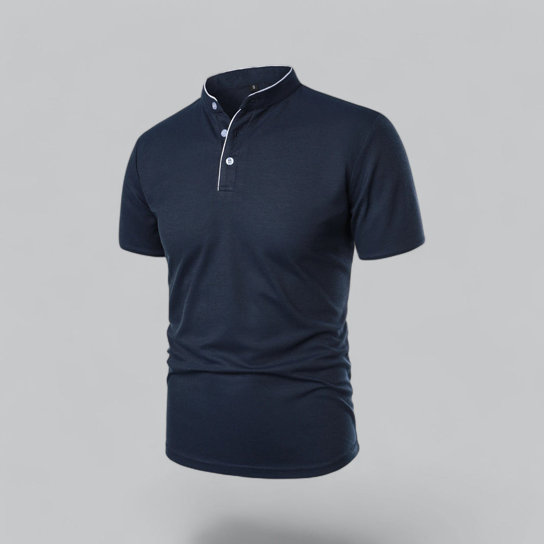 Schuin vooraanzicht van de marineblauwe polo met lichte knopen en witte bies 19