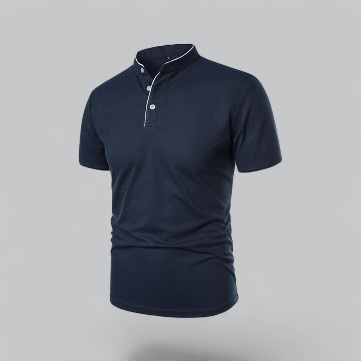 Schuin vooraanzicht van de marineblauwe polo met lichte knopen en witte bies 19