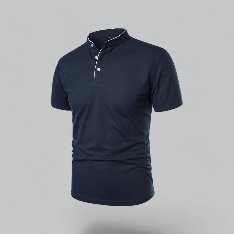 Schuin vooraanzicht van de marineblauwe polo met lichte knopen en witte bies 19