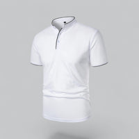 Wit poloshirt met zwarte bies langs de knoopsluiting en mouwboorden, schuin van voren gezien 21