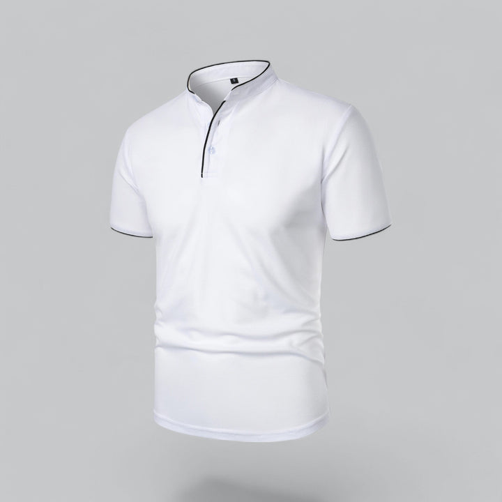 Wit poloshirt met zwarte bies langs de knoopsluiting en mouwboorden, schuin van voren gezien 21
