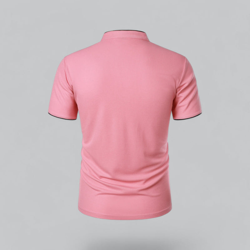 Roze poloshirt van achteren gezien, met opstaande boord en zwarte afwerking aan de mouwranden 22