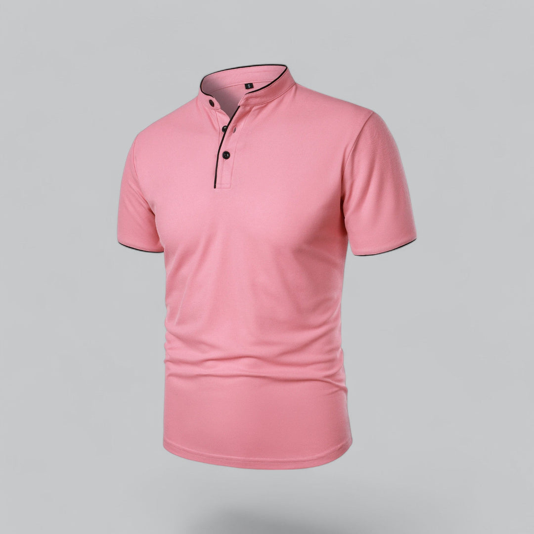Roze poloshirt schuin van voren, met zwarte knopen en zwarte bies langs de knoopsluiting 23