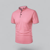 Roze poloshirt schuin van voren, met zwarte knopen en zwarte bies langs de knoopsluiting 23