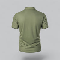 Groen poloshirt van achteren gezien, met opstaande boord en zwarte randjes aan de mouwen 24