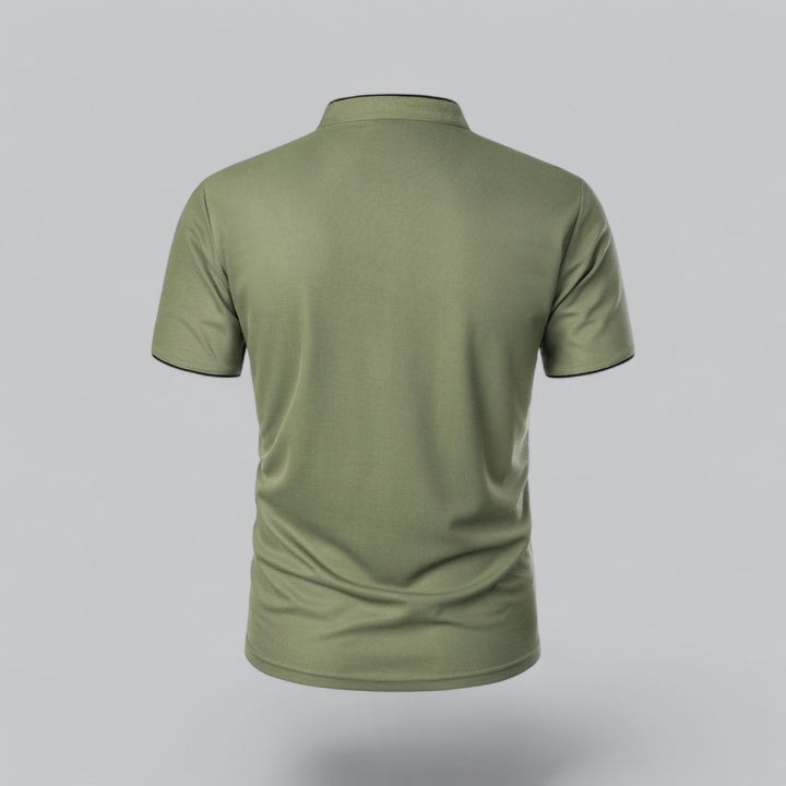 Groen poloshirt van achteren gezien, met opstaande boord en zwarte randjes aan de mouwen 24