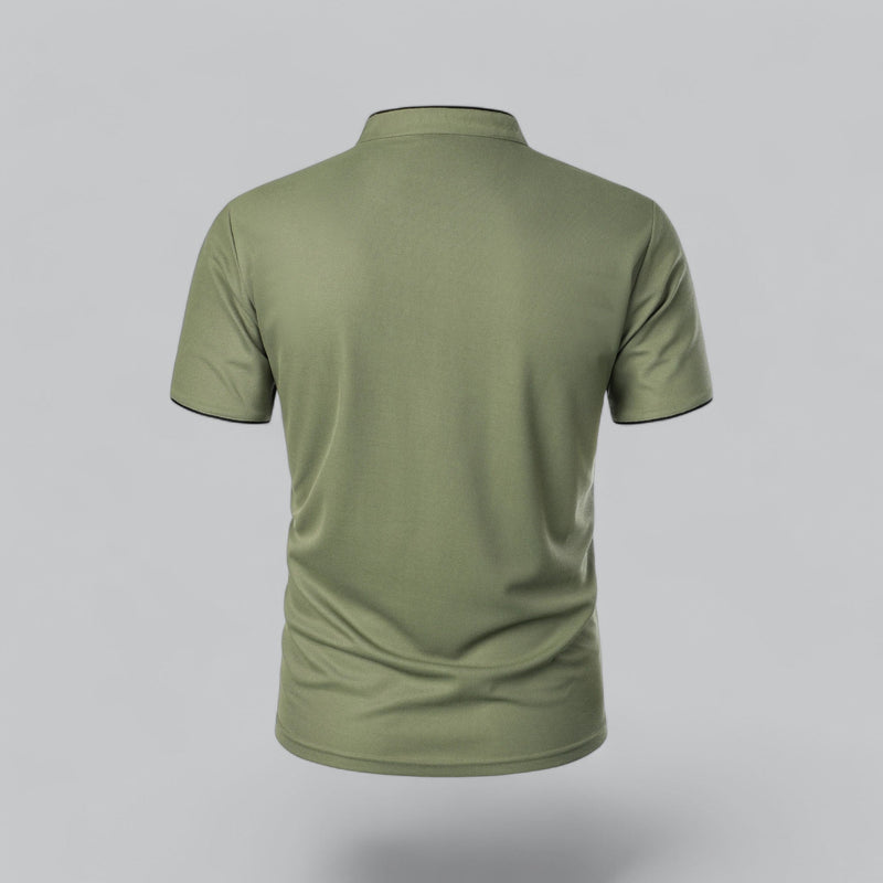 Groen poloshirt van achteren gezien, met opstaande boord en zwarte randjes aan de mouwen 24