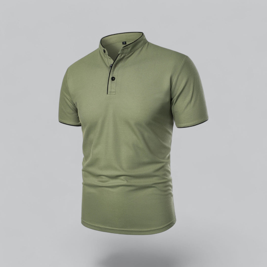 Groen poloshirt schuin van voren, met zwarte knopen en zwarte bies langs boord en mouwen 25