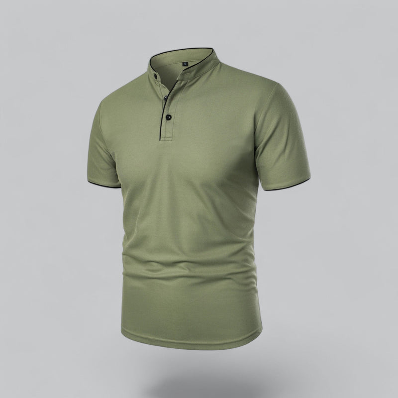 Groen poloshirt schuin van voren, met zwarte knopen en zwarte bies langs boord en mouwen 25