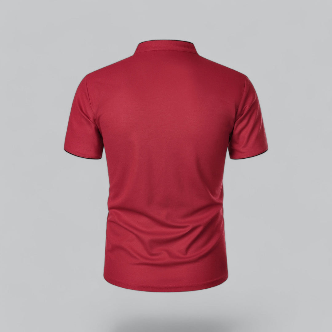Rood poloshirt van achteren gezien, met opstaande boord en zwarte afwerking aan de mouwranden 26