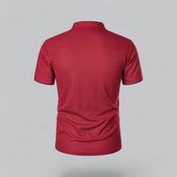 Rood poloshirt van achteren gezien, met opstaande boord en zwarte afwerking aan de mouwranden 26