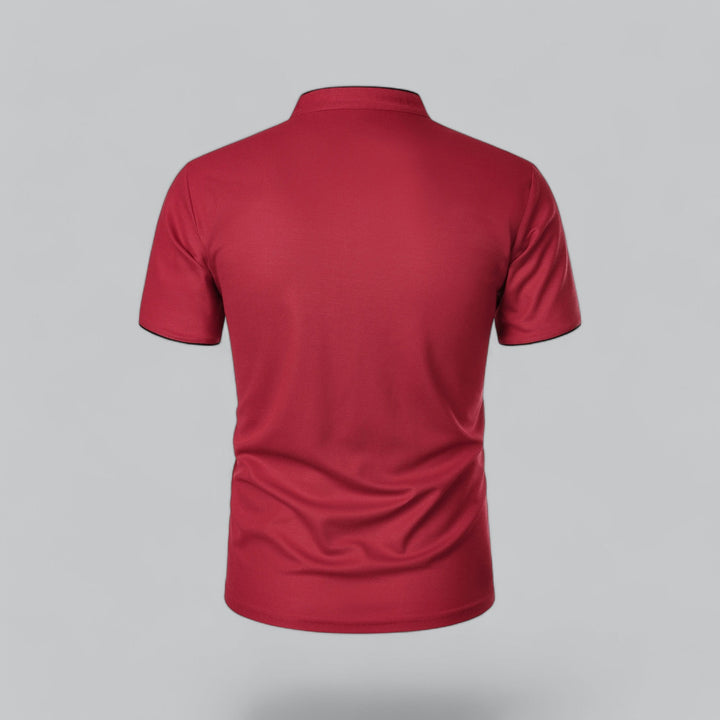 Rood poloshirt van achteren gezien, met opstaande boord en zwarte afwerking aan de mouwranden 26
