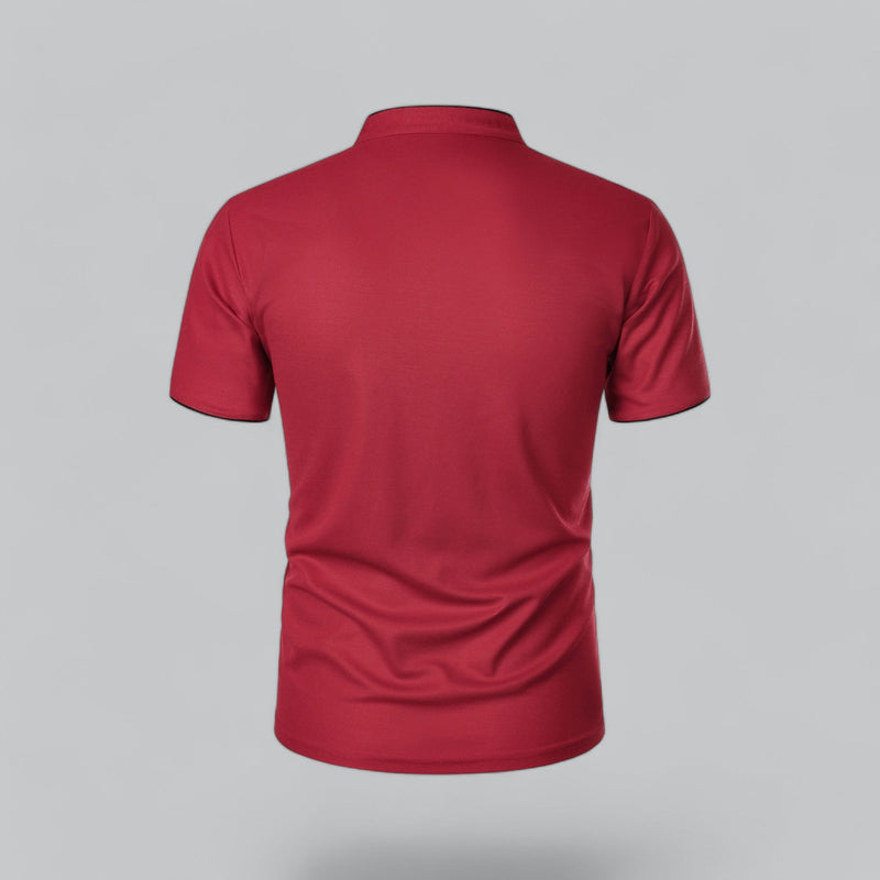 Rood poloshirt van achteren gezien, met opstaande boord en zwarte afwerking aan de mouwranden 26