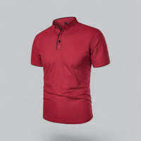 Rood poloshirt schuin van voren, met zwarte knopen en zwarte bies langs de knoopsluiting 27