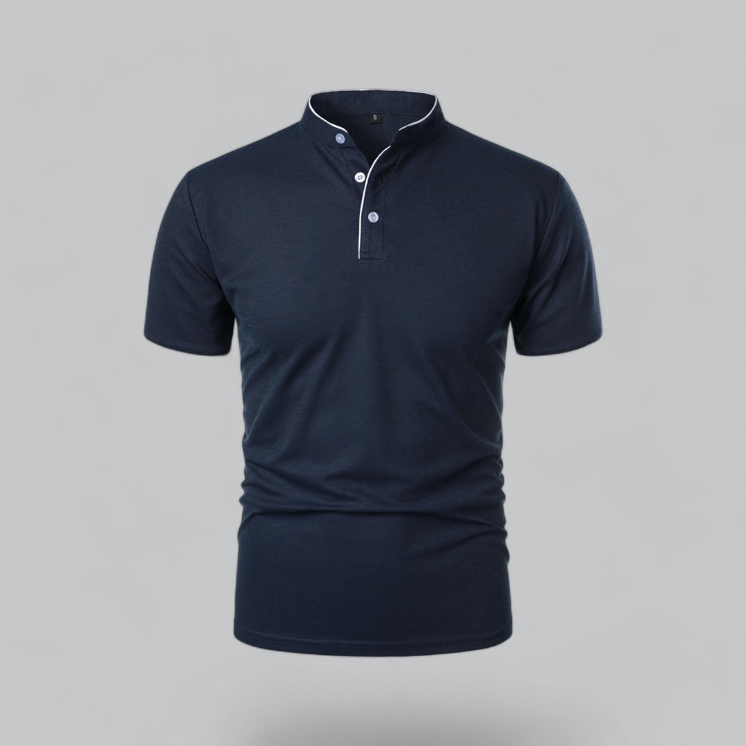 Voorkant van een marineblauwe polo met opstaande boord, lichte knopen en witte bies 5