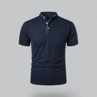 Voorkant van een marineblauwe polo met opstaande boord, lichte knopen en witte bies 5