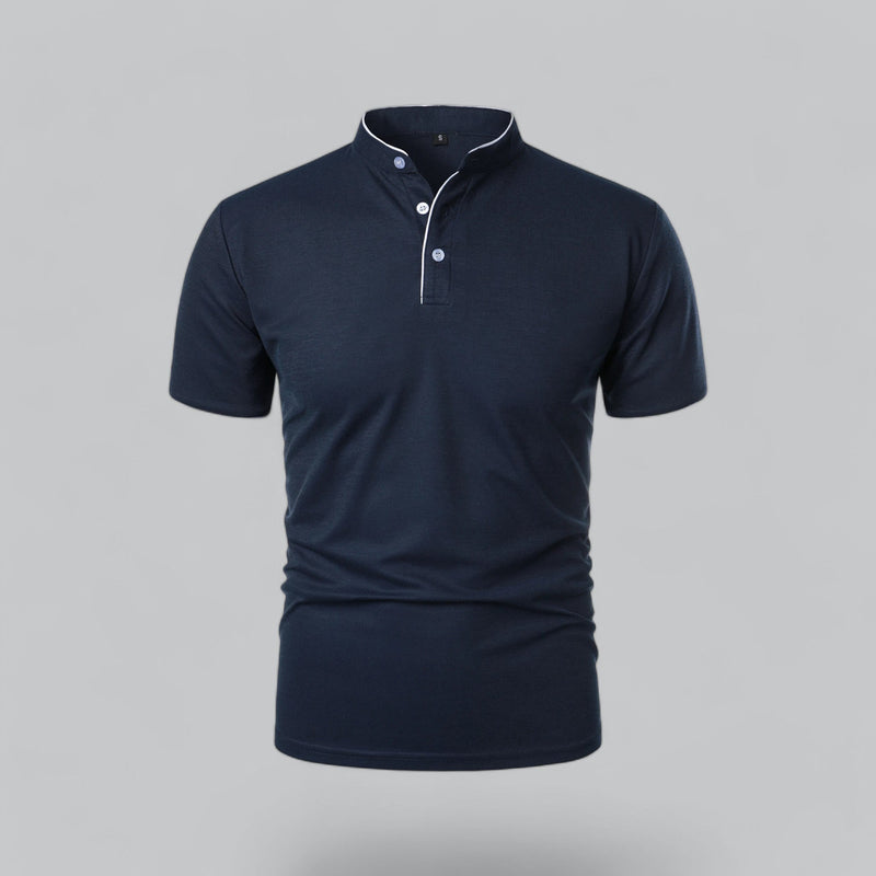 Voorkant van een marineblauwe polo met opstaande boord, lichte knopen en witte bies 5