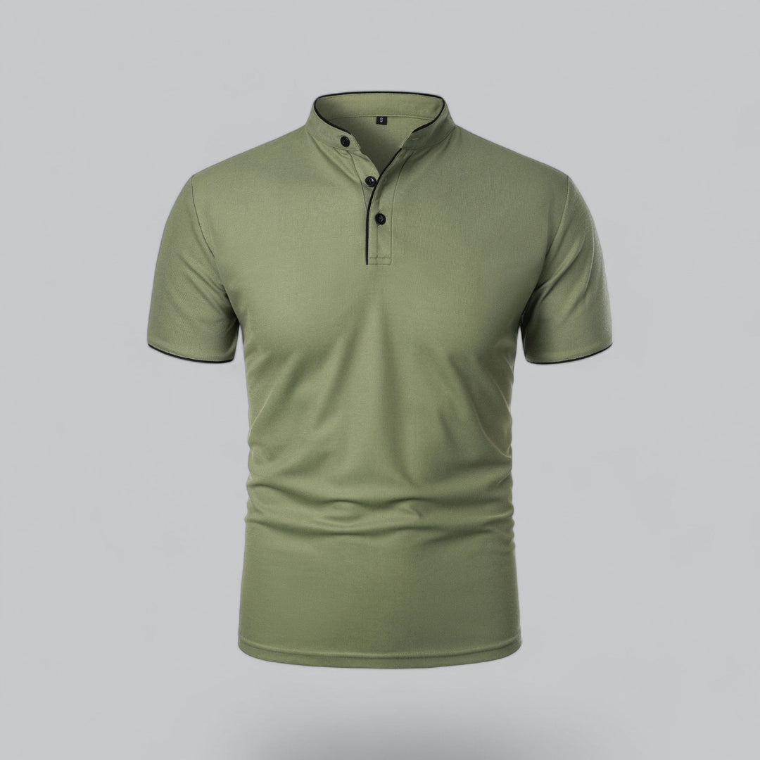 Voorkant van een groene polo met opstaande boord, zwarte knopen en zwarte bies 8