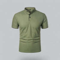 Voorkant van een groene polo met opstaande boord, zwarte knopen en zwarte bies 8