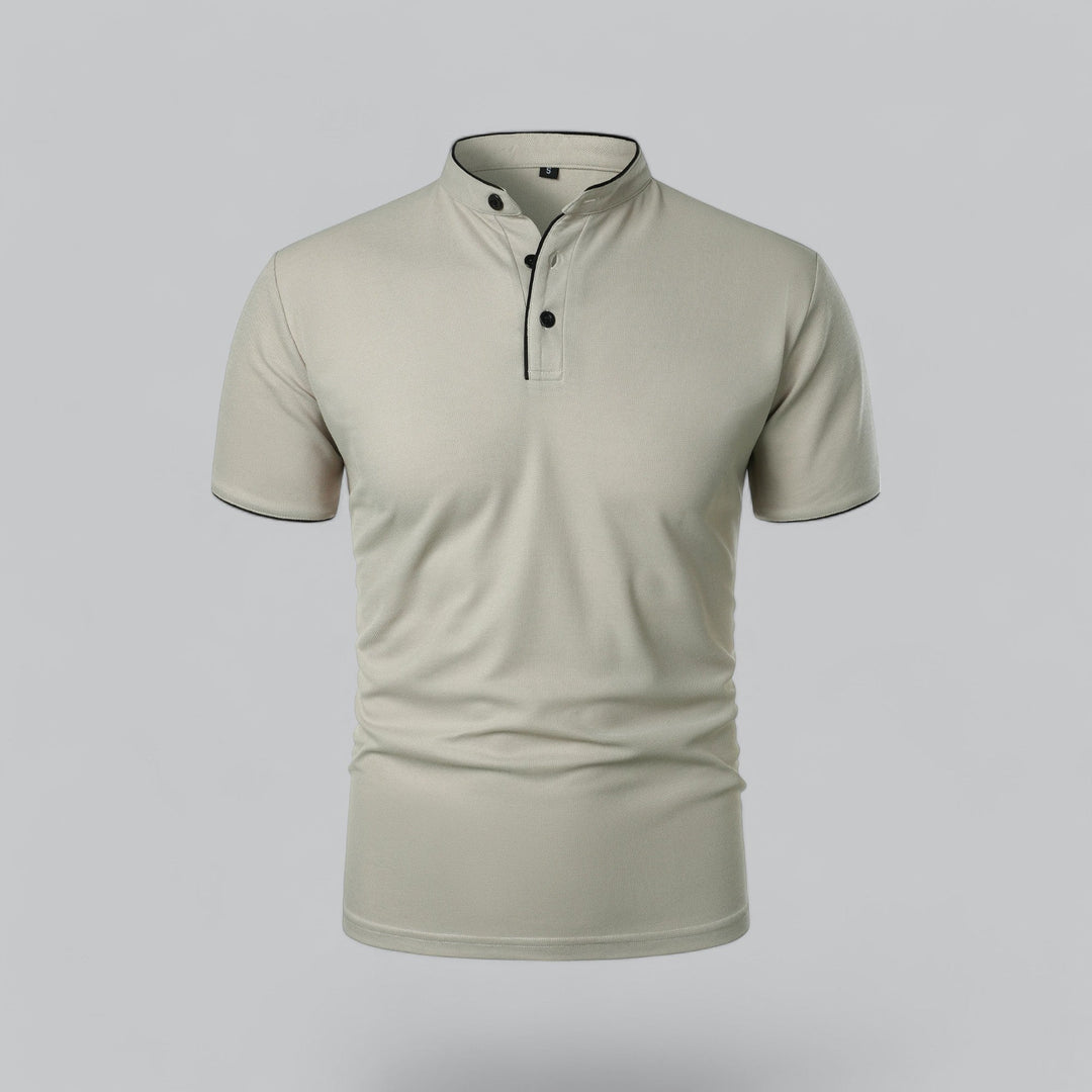 Voorkant van een lichtbeige polo met opstaande boord, zwarte knopen en zwarte afwerking 2