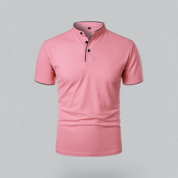Voorkant van een roze polo met opstaande boord, zwarte knopen en zwarte bies 7