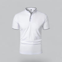 Voorkant van een witte polo met opstaande boord, lichte knopen en zwarte bies 6