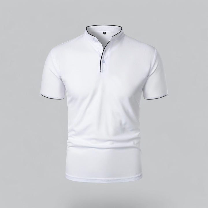 Voorkant van een witte polo met opstaande boord, lichte knopen en zwarte bies 6