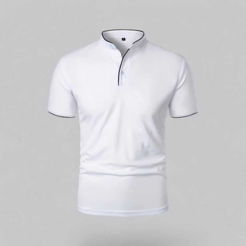 Voorkant van een witte polo met opstaande boord, lichte knopen en zwarte bies 6