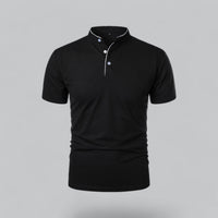 Voorkant van een zwarte polo met opstaande boord, lichte knopen en witte bies langs de knoopsluiting 4